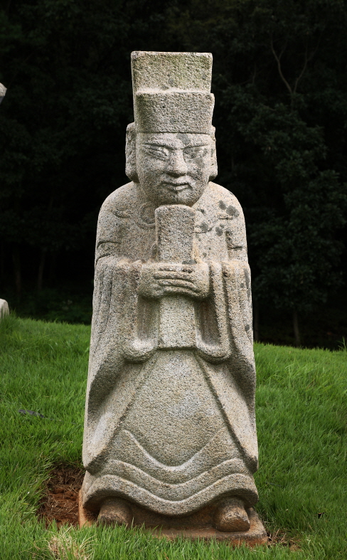 제19대 숙종과 인현왕후 명릉의 동측 문석인